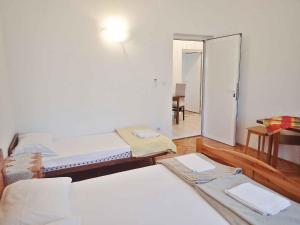 Posteľ alebo postele v izbe v ubytovaní Apartment in Starigrad-Paklenica 6860 + 25 fotografií