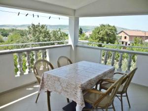 - Balcón con vistas, mesa de comedor y sillas en Apartment in Starigrad-Paklenica 34902 en Starigrad-Paklenica