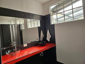een badkamer met 2 wastafels en een spiegel bij Casa Samor La Candelaria in Bogota