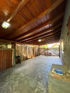 Habitación vacía con techo de madera y patio. en FloChris Villa Gesell Zona Norte SOLO FAMILIAS en Villa Gesell