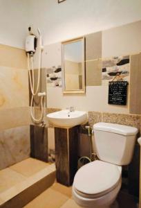 La salle de bains est pourvue de toilettes et d'un lavabo. dans l'établissement Anaya Inn and Restobar, à Panglao