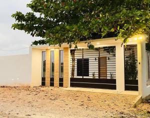 弗洛勒斯Casa Nefertari的黑白门和树的房子