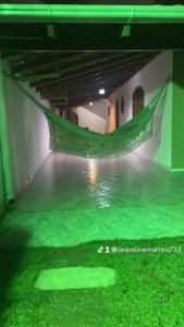 un suelo verde en un edificio con red en Casa de Itapocoróy Entre o parque Beto Carrero e o mar!, en Penha