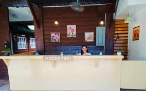 邦勞的住宿－Anaya Inn and Restobar，坐在餐厅柜台的女人