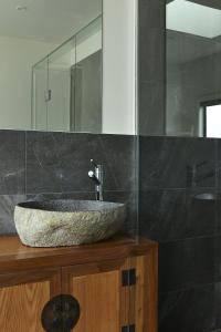 ein Bad mit einem Waschbecken und einem Spiegel in der Unterkunft Blue Haven In Bright Victoria in Bright
