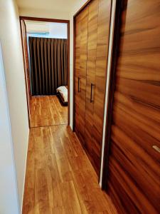 przedpokój z drewnianymi drzwiami i sypialnią w obiekcie 書斎でくつろぐスイートルーム w mieście Nagoja