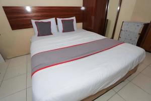 - un grand lit blanc avec 2 oreillers dans l'établissement Asia Room at Green Lake View Apartment, à Jakarta