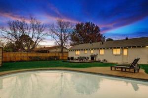 une maison avec une piscine dans la cour dans l'établissement DFW Stylish Home with Pool Sleeps 9, à North Richland Hills