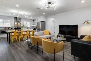 un salon avec une cuisine et une salle à manger dans l'établissement DFW Stylish Home with Pool Sleeps 9, à North Richland Hills