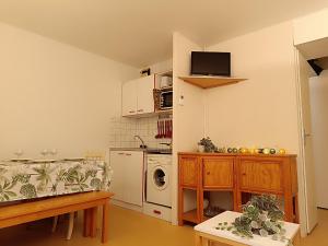 a living room with a couch and a kitchen at Appartement Saint-Brevin-les-Pins, 2 pièces, 3 personnes - FR-1-364-147 in Saint-Brevin-les-Pins