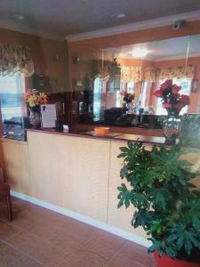 una cocina con una barra con flores. en Sweet Breeze Inn en Grants Pass