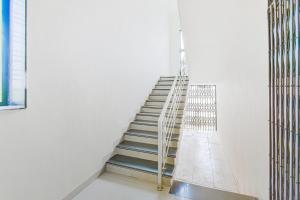 una escalera en un edificio con barandilla de metal en Collection O 80984 Hotel New Krushnakamal, 