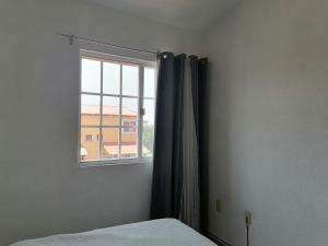 - une chambre avec une fenêtre et un lit dans une pièce dans l'établissement VILLAS del SEMINARIO CERCA DE ALBERCA OLIMPICA Y TEC DE MONTERREY CUERNAVACA, à Tezoyuca