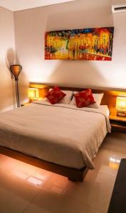 sypialnia z łóżkiem i obrazem na ścianie w obiekcie Beautiful and hidden paradise in Bali w mieście Seminyak