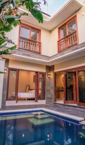 dom z basenem przed domem w obiekcie Beautiful and hidden paradise in Bali w mieście Seminyak