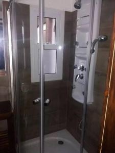 um chuveiro com uma porta de vidro na casa de banho em Casa en Barrio Cerrado El Quijote em San Carlos