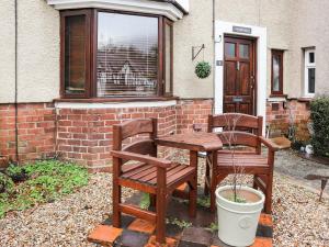 a table and two chairs and a table and a table and chairs at Maes Derlwyn in Llanberis