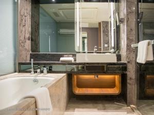 Koupelna v ubytování Royal Plaza Hotel