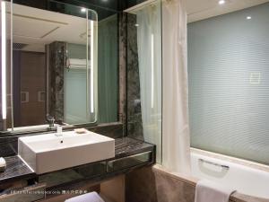 Koupelna v ubytování Royal Plaza Hotel
