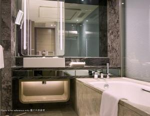 Koupelna v ubytování Royal Plaza Hotel