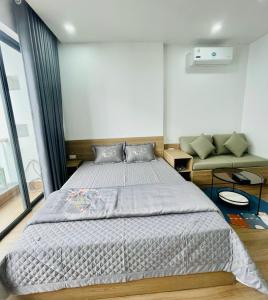 1 dormitorio con 1 cama grande y 1 sofá en Khu phố Water Front, en Hai Phong