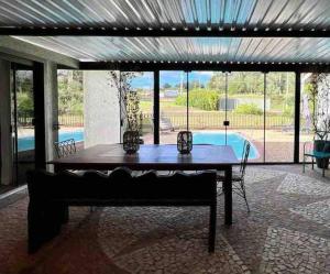 - une table dans une chambre avec vue sur la piscine dans l'établissement Aconchego e natureza em PG, à Ponta Grossa