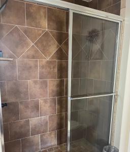 eine Dusche im Bad mit Glastür in der Unterkunft Field Stone in Oklahoma City
