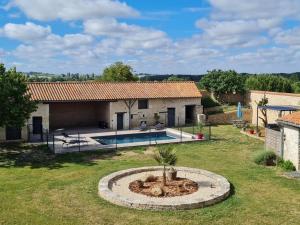 a villa with a swimming pool in a yard at Gîte Braye-Sous-Faye, 3 pièces, 4 personnes - FR-1-381-566 in Braye-sous-Faye