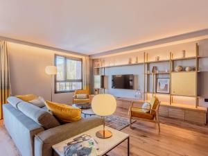 uma sala de estar com um sofá e uma mesa em Appartement Les Arcs 1800, 4 pièces, 6 personnes - FR-1-352-97 em Bourg-Saint-Maurice