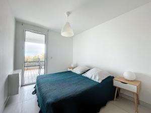 a bedroom with a large bed and a balcony at Appartement Palavas-les-Flots, 3 pièces, 5 personnes - FR-1-715-94 in Palavas-les-Flots