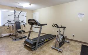 The fitness centre and/or fitness facilities at Carmel Inn