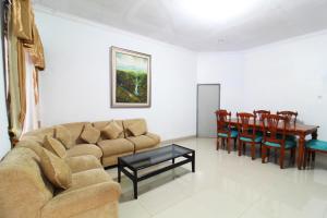 sala de estar con sofá y mesa en Sinergi Hotel Tretes, en Pasuruan