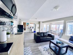 sala de estar con sofá y mesa en Private, Spacious, & Bright Home en Calgary