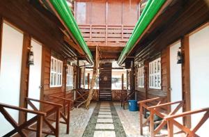 邦勞的住宿－Anaya Inn and Restobar，旧建筑中一个空的走廊,有窗户