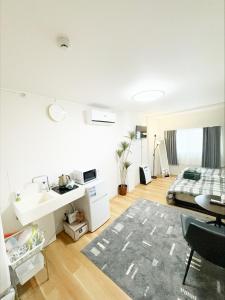een slaapkamer met een wastafel en een bed in een kamer bij 道頓堀House in Osaka