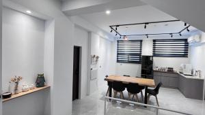 A kitchen or kitchenette at 靜巷19號