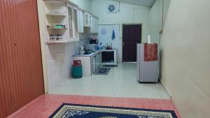 Dapur atau dapur kecil di Nik Legacy Homestay