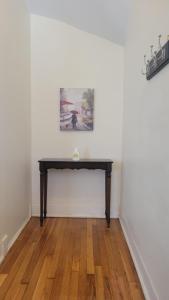 een tafel in een kamer met een witte muur bij Chateau de Woodlawn - Room II - Le Parisienne in Chicago