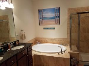 Ένα μπάνιο στο Spectacular Spacious Beach Villa near Bethany Beach