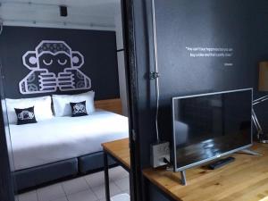 Postel nebo postele na pokoji v ubytování Blu Monkey Hub & Hotel Surat Thani