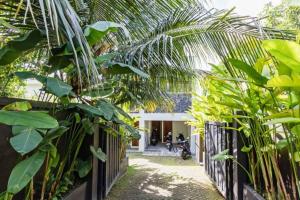a garden with a fence and some plants at Villa Indah in Uluwatu