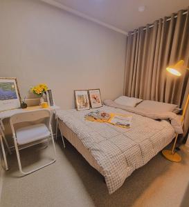 ソウルにあるTaereung stayの小さなベッドルーム(ベッド1台、デスク付)