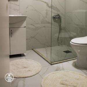 Eros Apartments tesisinde bir banyo