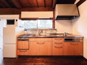 Cucina o angolo cottura di 日々の宿しののめ101 宇野駅から車で5分 直島へ 最大8名様 古民家