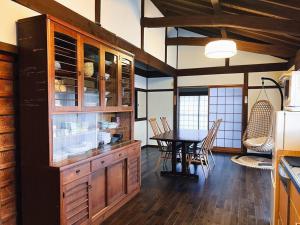 Cucina o angolo cottura di 日々の宿しののめ101 宇野駅から車で5分 直島へ 最大8名様 古民家