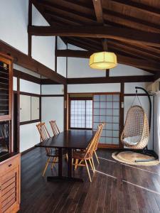 a dining room with a table and chairs at ひねもす101:宇野駅から車で5分 直島へ 最大8名様 古民家 in Tamano