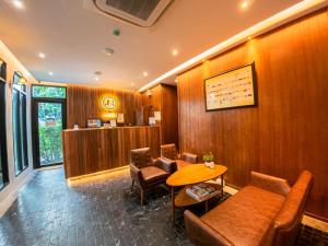 Ein Sitzbereich in der Unterkunft J4 Samui Hotel - SHA Plus