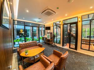 Ein Sitzbereich in der Unterkunft J4 Samui Hotel - SHA Plus