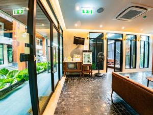 Ein Sitzbereich in der Unterkunft J4 Samui Hotel - SHA Plus
