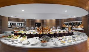 una línea de buffet con muchos platos de comida en International Hotel Tashkent, en Tashkent